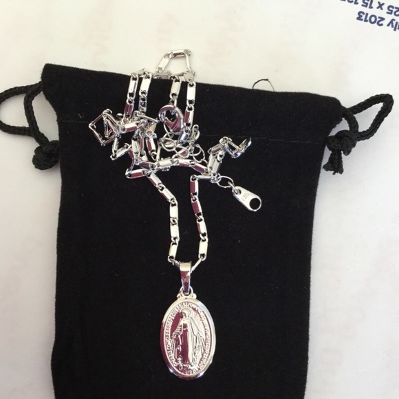 New 18K white gold Virgin Mary Necklace Pendant - Picture 2 of 3